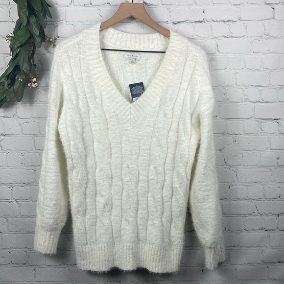 LUCKY BRAND NWT White Snagging Fuzzy Eyelash Cable Knit V-Neck Sweater sz small - Picture 2 of 7